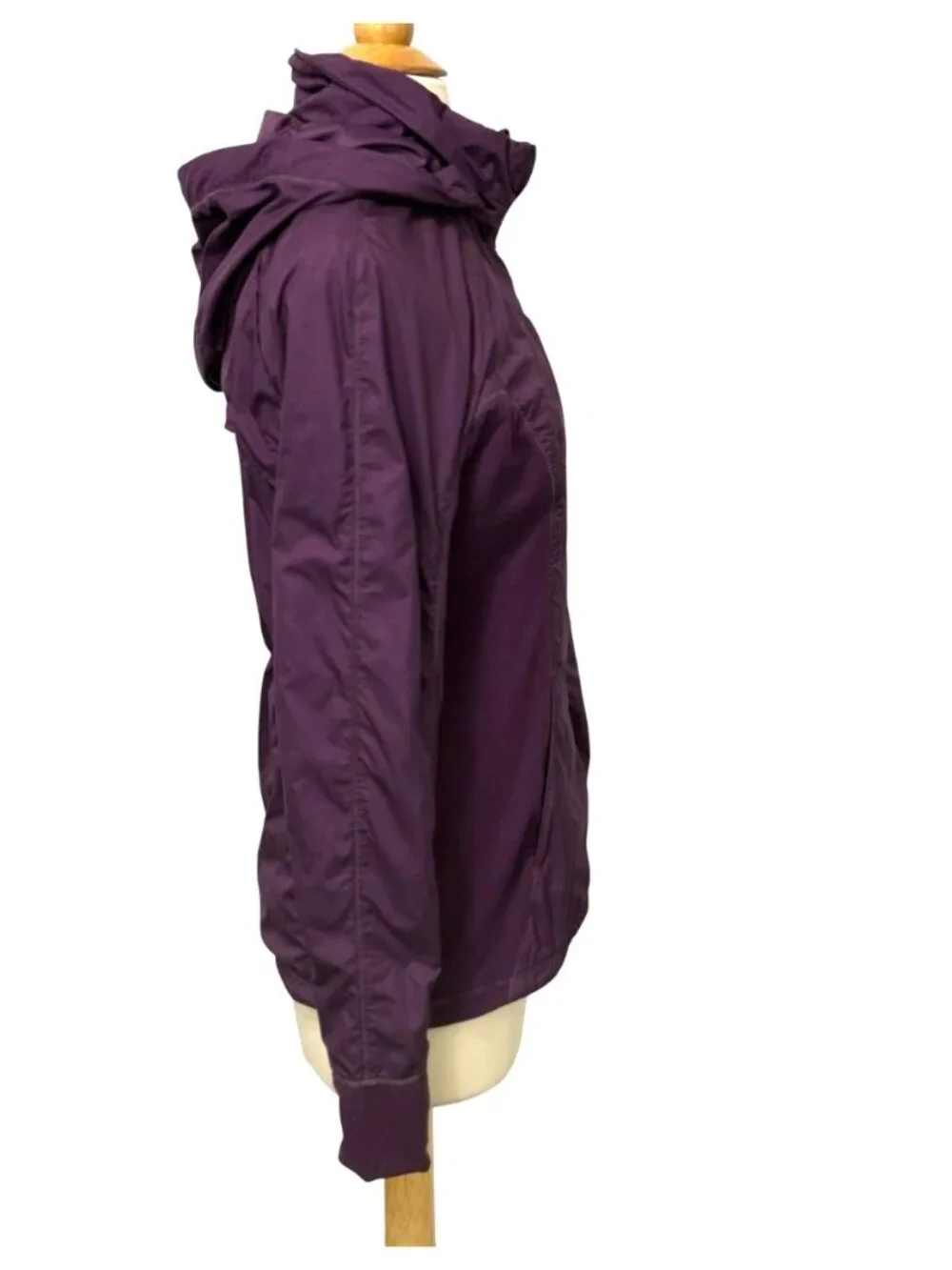 Lululemon Womens Rush Hour Jacket Stowable Hood Thumbhole Darkest Magenta Size 8